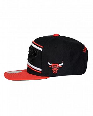 Бейсболка прямая Mitchell and Ness Chicago Bulls Stripe Black Red Бейсболка прямая Mitchell and Ness Chicago Bulls Stripe Black Red