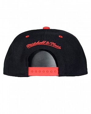 Бейсболка с прямым козырьком Mitchell and Ness DOUBLE ARCH Chicago Bulls Black Бейсболка с прямым козырьком Mitchell and Ness DOUBLE ARCH Chicago Bulls Black