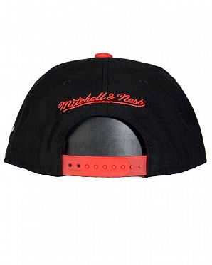 Бейсболка прямая Mitchell and Ness Chicago Bulls Stripe Black Red Бейсболка прямая Mitchell and Ness Chicago Bulls Stripe Black Red