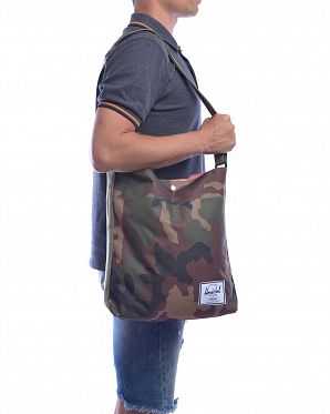 Сумка через плечо на кнопке Herschel Ottawa Camo